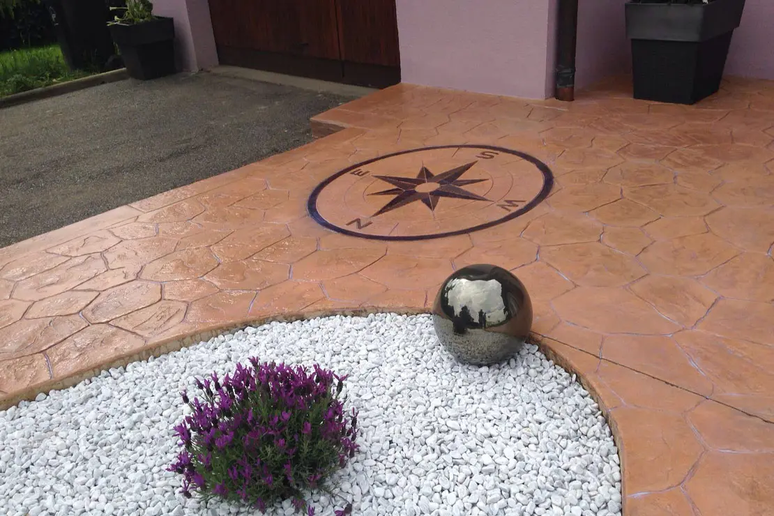 Compás de hormigón estampado en el piso de una residencia.