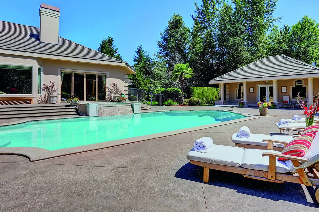 Vivienda con impresionante piscina empavimentada con hormigón impreso